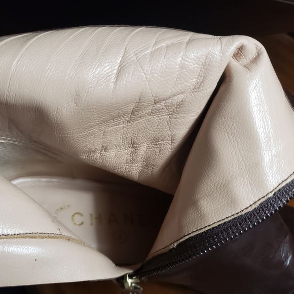 Chanel boots Brown size 7.5 in good condition. There is a nick on the left heel. - Picture 8 of 9